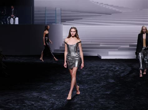 sfilare per versace|Sfilata di Versace Milano Fashion Week: i due volti della .